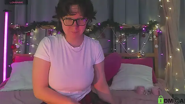 Snapshot of dreamgirllovee chatting on 01-09-25, 02:01 dreamgirllovee online show from 01-09-25, 02:01