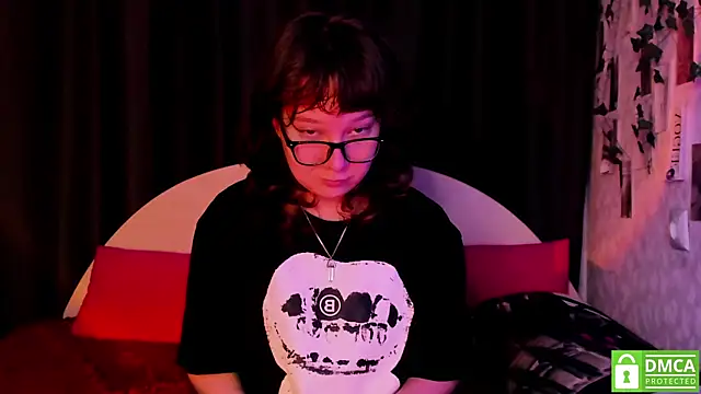 Snapshot of dreamgirllovee chatting on 10-27-25, 02:04 dreamgirllovee online show from 10-27-25, 02:04