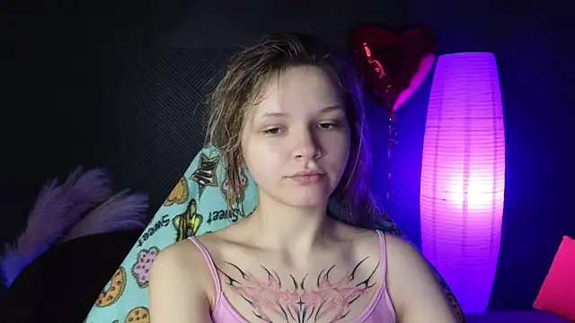 Snapshot of LitaBrom chatting on 02-14-25, 01:13 LitaBrom online show from 02-14-25, 01:13