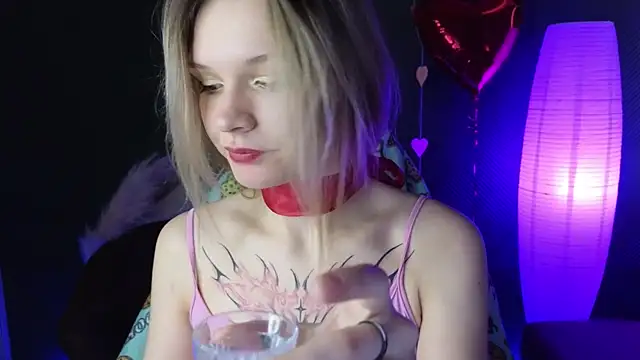 Snapshot of LitaBrom chatting on 02-14-25, 04:15 LitaBrom online show from 02-14-25, 04:15