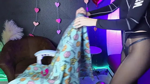 Snapshot of LitaBrom chatting on 02-19-25, 11:06 LitaBrom online show from 02-19-25, 11:06