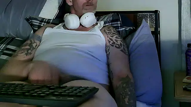 Snapshot of bird-b-n-tha-clouds chatting on 04-12-26, 06:29 bird-b-n-tha-clouds online show from 04-12-26, 06:29