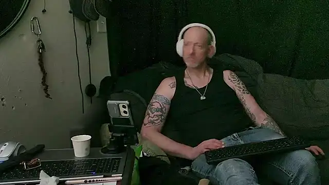 Snapshot of bird-b-n-tha-clouds chatting on 06-05-26, 06:02 bird-b-n-tha-clouds online show from 06-05-26, 06:02