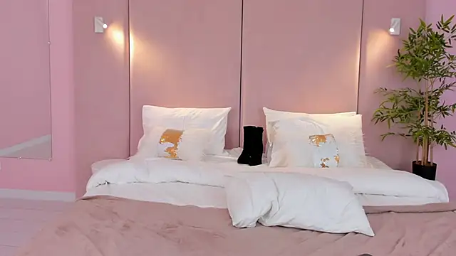 Snapshot of CamillaLarson chatting on 02-06-25, 10:37 CamillaLarson online show from 02-06-25, 10:37