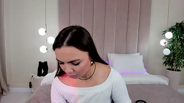 Snapshot of CamillaLarson chatting on 02-24-25, 03:02 CamillaLarson online show from 02-24-25, 03:02