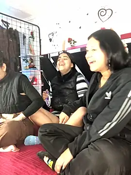 Snapshot of 1lovelygirls chatting on 11-20-25, 12:16 1lovelygirls online show from 11-20-25, 12:16