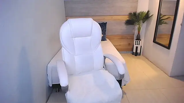 Snapshot of Violetta_rainbow chatting on 12-13-24, 04:00 Violetta rainbow online show from 12-13-24, 04:00