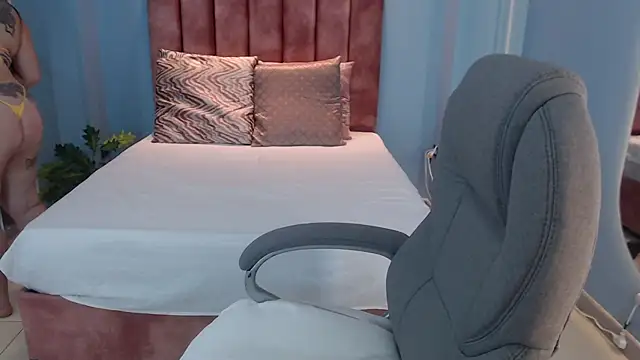 Snapshot of Violetta_rainbow chatting on 11-27-25, 03:52 Violetta rainbow online show from 11-27-25, 03:52