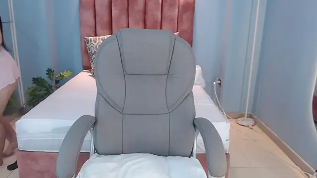 Snapshot of Violetta_rainbow chatting on 11-28-25, 03:53 Violetta rainbow online show from 11-28-25, 03:53