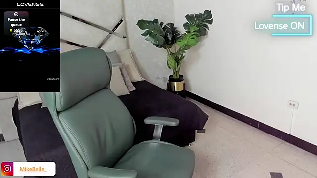 Snapshot of mike_belle chatting on 10-21-25, 08:20 mike belle online show from 10-21-25, 08:20