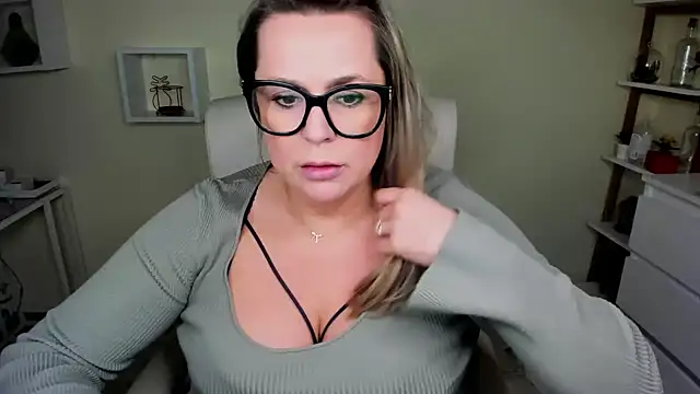 Snapshot of teaseDiana chatting on 01-17-25, 10:11 teaseDiana online show from 01-17-25, 10:11