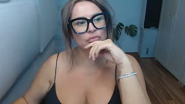 Snapshot of teaseDiana chatting on 09-25-25, 01:37 teaseDiana online show from 09-25-25, 01:37