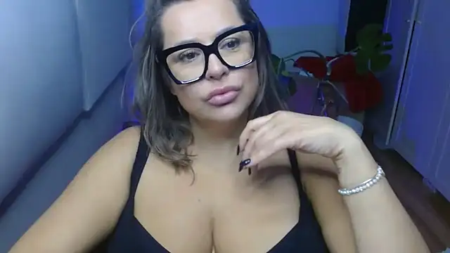 Snapshot of teaseDiana chatting on 10-07-25, 06:43 teaseDiana online show from 10-07-25, 06:43