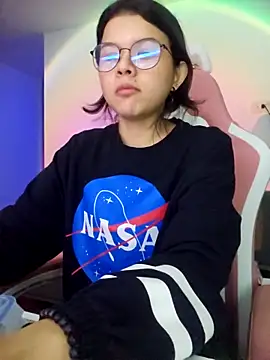 Snapshot of azumiichan chatting on 10-16-25, 12:00 azumiichan online show from 10-16-25, 12:00