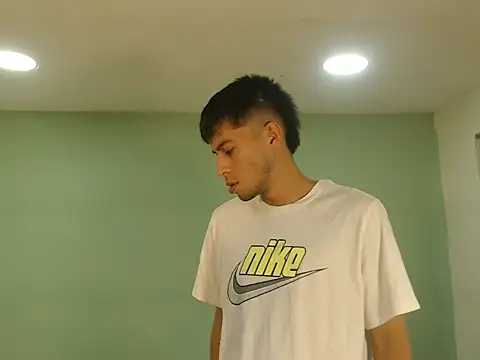 Snapshot of danielitopapuu chatting on 12-18-25, 04:35 danielitopapuu online show from 12-18-25, 04:35