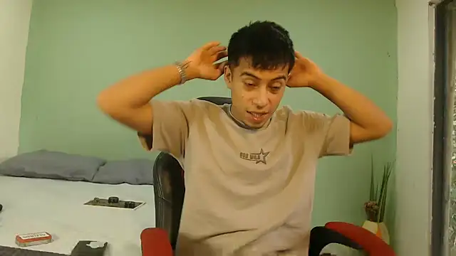 Snapshot of danielitopapuu chatting on 02-13-26, 02:35 danielitopapuu online show from 02-13-26, 02:35