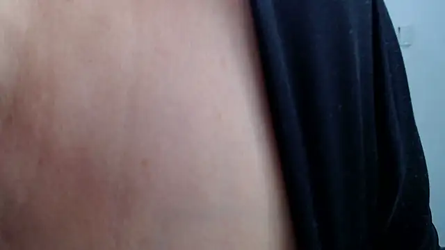 Snapshot of LiaDumond chatting on 11-14-25, 02:32 LiaDumond online show from 11-14-25, 02:32