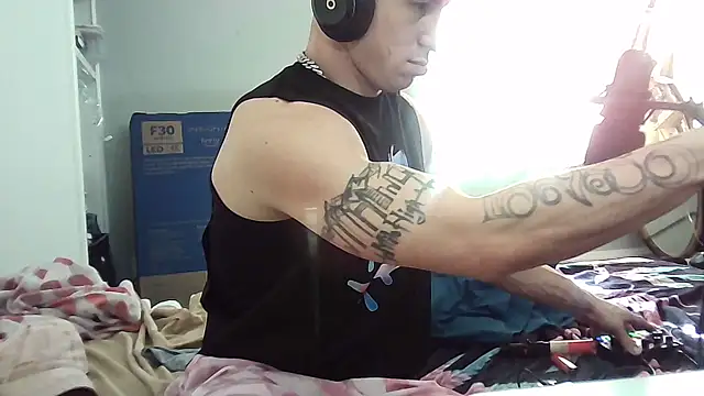 Snapshot of --D-a-D-D-y- chatting on 03-22-25, 10:37 --D-a-D-D-y- online show from 03-22-25, 10:37