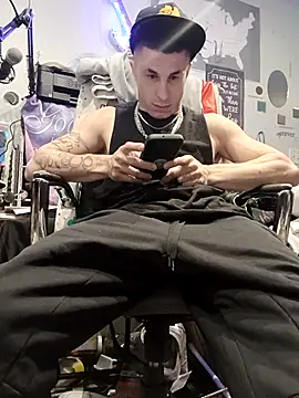 Snapshot of --D-a-D-D-y- chatting on 09-19-25, 02:18 --D-a-D-D-y- online show from 09-19-25, 02:18