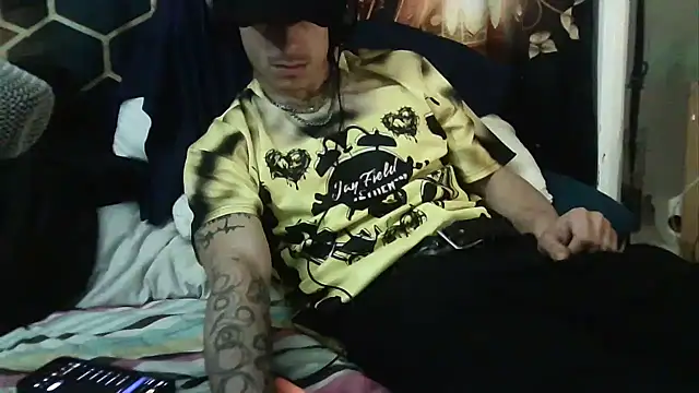 Snapshot of --D-a-D-D-y- chatting on 10-24-25, 03:08 --D-a-D-D-y- online show from 10-24-25, 03:08