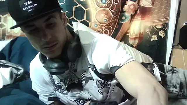 Snapshot of --D-a-D-D-y- chatting on 11-11-25, 04:23 --D-a-D-D-y- online show from 11-11-25, 04:23