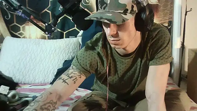 Snapshot of --D-a-D-D-y- chatting on 11-17-25, 03:18 --D-a-D-D-y- online show from 11-17-25, 03:18