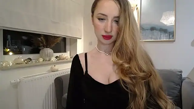 Snapshot of JulietteDiamond chatting on 10-11-25, 08:18 JulietteDiamond online show from 10-11-25, 08:18