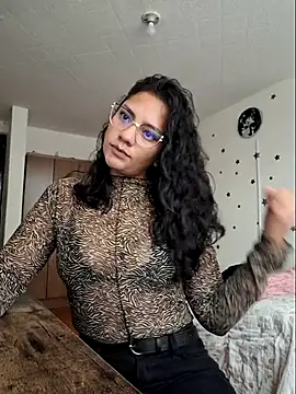 Snapshot of Thaliacooper_ chatting on 10-17-25, 06:43 Thaliacooper online show from 10-17-25, 06:43