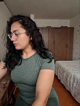 Snapshot of Thaliacooper_ chatting on 10-29-25, 05:36 Thaliacooper online show from 10-29-25, 05:36