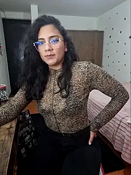 Snapshot of Thaliacooper_ chatting on 12-13-25, 11:32 Thaliacooper online show from 12-13-25, 11:32