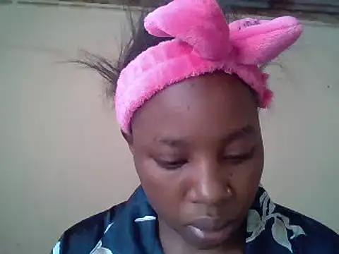 Snapshot of Queen_loveer chatting on 02-14-25, 09:24 Queen loveer online show from 02-14-25, 09:24