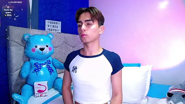 OwenBluee online show from 03-10-25, 04:25