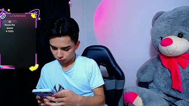 OwenBluee online show from 04-19-26, 02:11