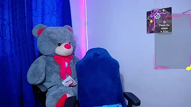 Snapshot of OwenBluee chatting on 04-26-26, 10:57 OwenBluee online show from 04-26-26, 10:57