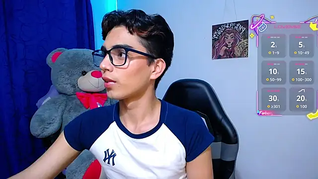 Snapshot of OwenBluee chatting on 05-14-26, 09:05 OwenBluee online show from 05-14-26, 09:05