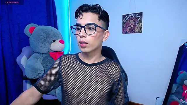 Snapshot of OwenBluee chatting on 05-22-26, 02:22 OwenBluee online show from 05-22-26, 02:22