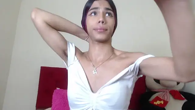 Snapshot of Luluu_08 chatting on 02-11-25, 11:12 Luluu 08 online show from 02-11-25, 11:12