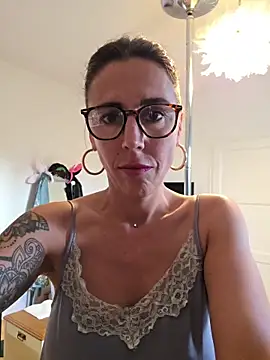 Snapshot of Klamsine chatting on 06-18-26, 04:46 Klamsine online show from 06-18-26, 04:46