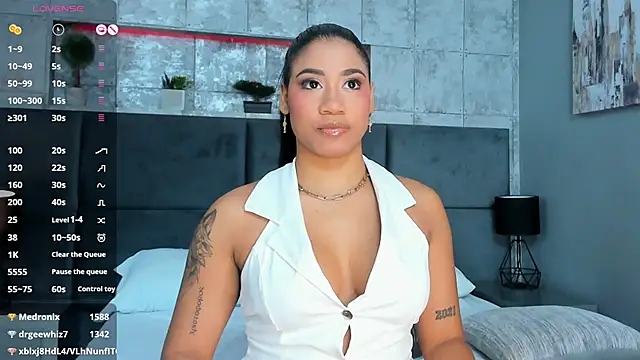 Snapshot of Salome_Diaz_ chatting on 02-11-25, 11:01 Salome Diaz online show from 02-11-25, 11:01