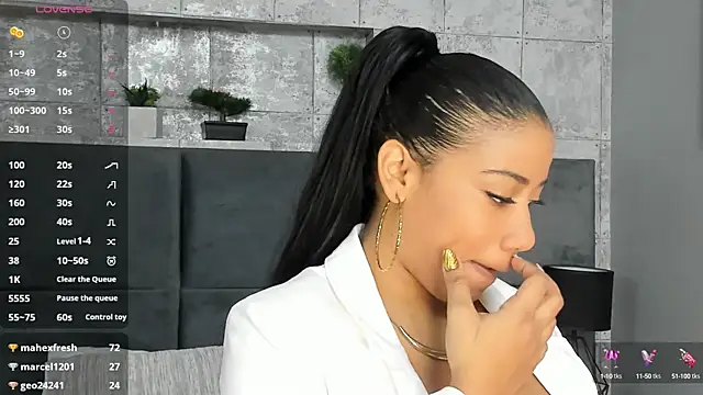 Snapshot of Salome_Diaz_ chatting on 02-27-25, 01:28 Salome Diaz online show from 02-27-25, 01:28