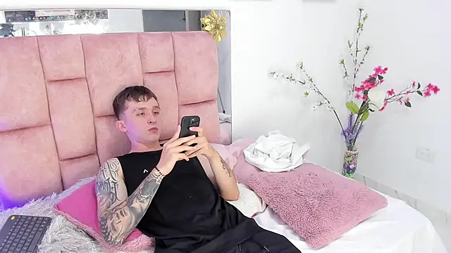 Snapshot of Dylanwhite23_ chatting on 01-29-25, 02:09 Dylanwhite23 online show from 01-29-25, 02:09