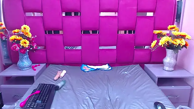 Snapshot of Lya_Anal chatting on 01-08-25, 09:00 Lya Anal online show from 01-08-25, 09:00