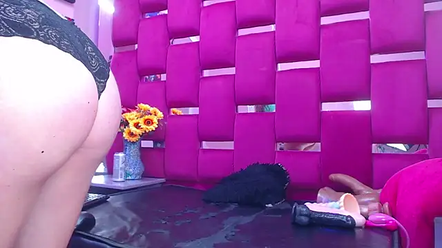 Snapshot of Lya_Anal chatting on 10-20-25, 08:20 Lya Anal online show from 10-20-25, 08:20