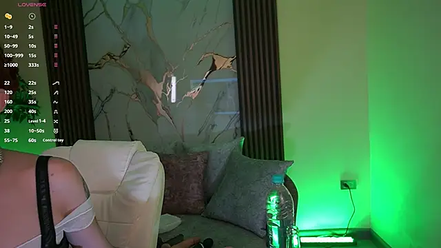 Snapshot of Anybuny chatting on 09-27-25, 12:43 Anybuny online show from 09-27-25, 12:43