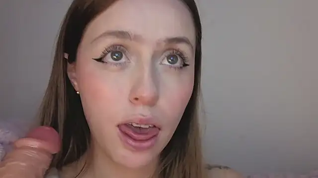 Snapshot of SofiaGc chatting on 10-27-25, 03:43 SofiaGc online show from 10-27-25, 03:43