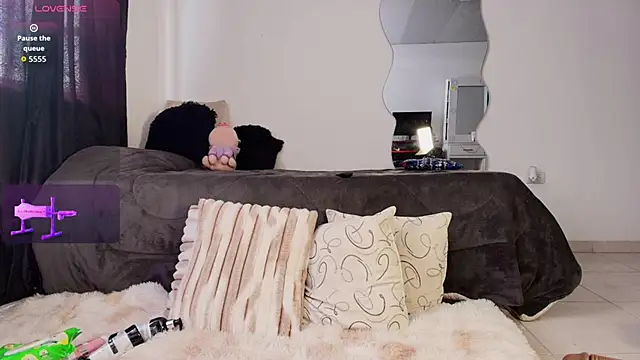 Snapshot of Madeline_Dreams chatting on 10-18-25, 01:12 Madeline Dreams online show from 10-18-25, 01:12