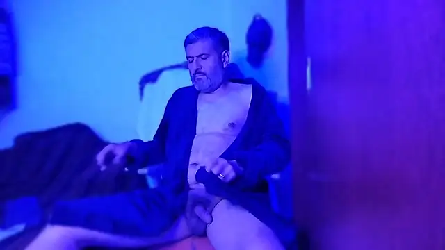 Snapshot of BushBator chatting on 11-18-25, 06:18 BushBator online show from 11-18-25, 06:18