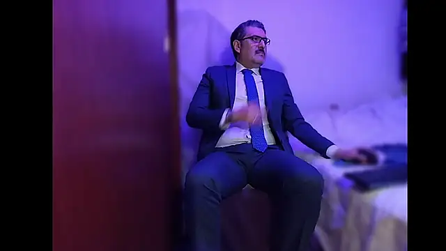 Snapshot of BushBator chatting on 12-16-25, 07:13 BushBator online show from 12-16-25, 07:13