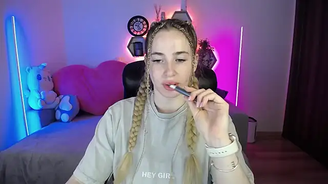 SabrinViolet online show from 05-18-26, 08:09