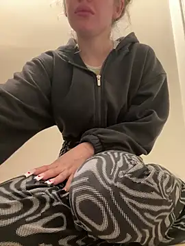 Snapshot of Holly-Glamour chatting on 03-04-25, 12:50 Holly-Glamour online show from 03-04-25, 12:50